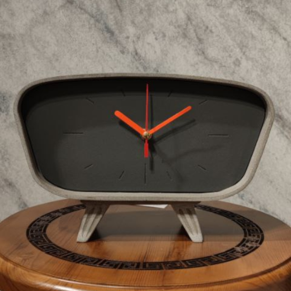 ساعت رومیزی بِتُنی مستطیل مدل 554، ساعت رومیزی مستطیل با متریال بتن، دارای رنگ بندی ویژه، طراحی فانتزی و مینیمال، موتور آرامگرد و 2 سال ضمانت، رنگ کرم مشکی