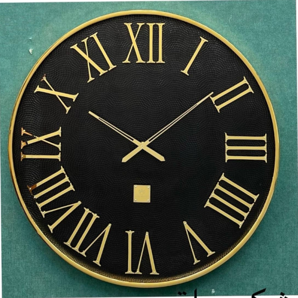 ساعت دیواری رویال واچ، ساعت دیواری با متریال تمام فلز و صفحه چرمی، دارای اعداد با فونت رومی و برجسته روی صفحه ساعت، ترکیب رنگ مشکی طلایی، سایز 60