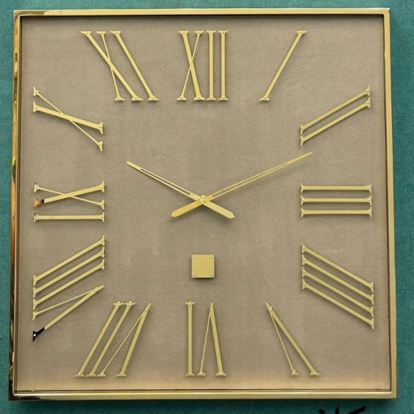 ساعت دیواری رویال واچ مدل 2، ساعت دیواری چهارگوش با متریال تمام فلز و صفحه چرمی، دارای اعداد با فونت رومی و برجسته روی صفحه ساعت، رنگ نسکافه ای، سایز 60