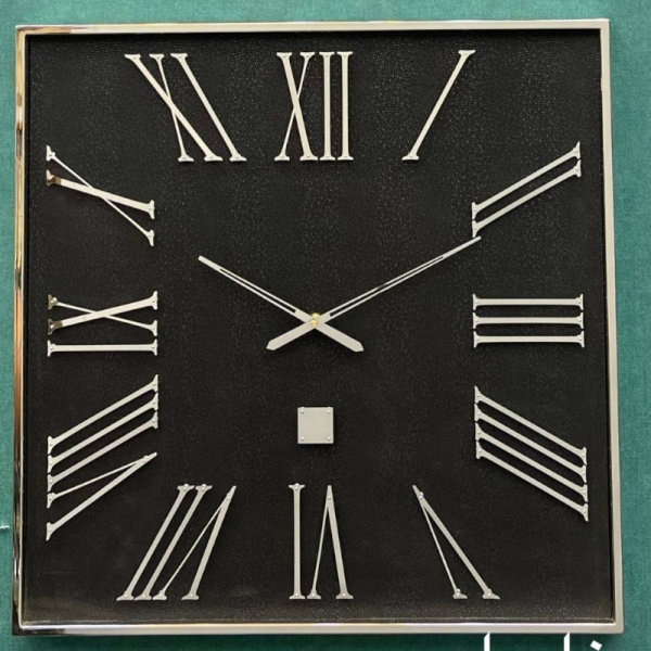 ساعت دیواری رویال واچ مدل 3، ساعت دیواری چهارگوش با متریال تمام فلز و صفحه چرمی، دارای اعداد با فونت رومی و برجسته روی صفحه ساعت، رنگ مشکی نقره ای، سایز 60