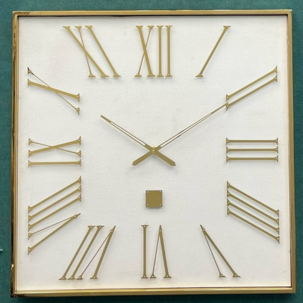 ساعت دیواری رویال واچ مدل 5، ساعت دیواری چهارگوش با متریال تمام فلز و صفحه چرمی، دارای اعداد با فونت رومی و برجسته روی صفحه ساعت، رنگ سفید طلایی، سایز 60