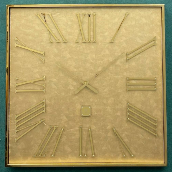 ساعت دیواری رویال واچ مدل 6، ساعت دیواری چهارگوش با متریال تمام فلز و صفحه چرمی، دارای اعداد با فونت رومی و برجسته روی صفحه ساعت، رنگ طلایی، سایز 60