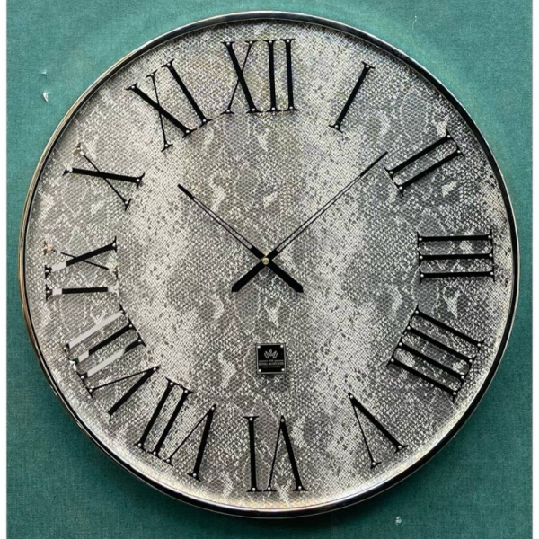 ساعت دیواری رویال واچ مدل 8، ساعت دیواری با متریال تمام فلز و صفحه چرمی پوست ماری، دارای اعداد با فونت رومی و برجسته روی صفحه ساعت، ترکیب رنگ نقره ای، سایز 60
