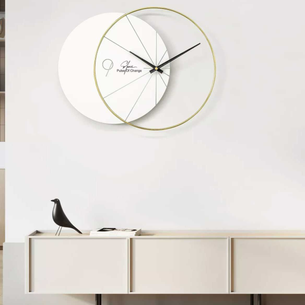 ساعت دیواری مدرن زحل 768، ساعت دیواری با متریال ام دی اف و استیل، دارای رنگ بندی و رنگ استیل ثابت، دارای موتور آرامگرد و دو سال ضمانت، رنگ سفید