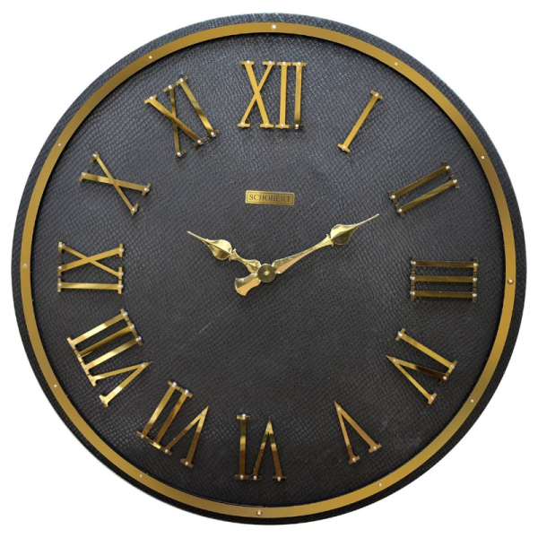 ساعت دیواری شوبرت مدل 5393، ساعت دیواری با متریال فلزی، دارای اعداد با فونت رومی و برجسته روی صفحه ساعت، ترکیب رنگ مشکی طلایی، سایز 90