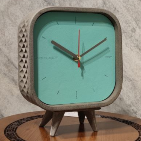 ساعت رومیزی بِتُنی مربع مدل 554، ساعت رومیزی مربع با متریال بتن، دارای رنگ بندی ویژه، طراحی فانتزی و مینیمال، موتور آرامگرد و 2 سال ضمانت، رنگ آبی نقره ای