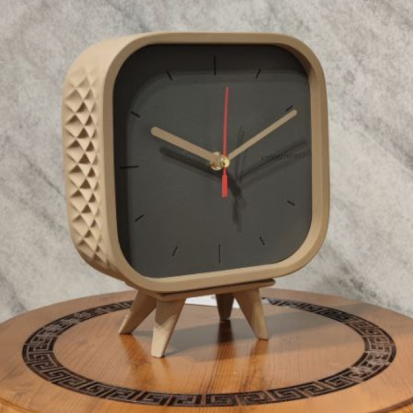 ساعت رومیزی بِتُنی مربع مدل 554، ساعت رومیزی مربع با متریال بتن، دارای رنگ بندی ویژه، طراحی فانتزی و مینیمال، موتور آرامگرد و 2 سال ضمانت، رنگ کرم مشکی