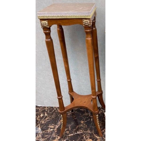 میز کنار سالنی مدل صفحه سنگی، میز چوبی پایه دار سایز 90، سطح پایینی و بالایی میز برای نگه داری وسیله دکوری، متریال سنگ صفحه بالایی میز