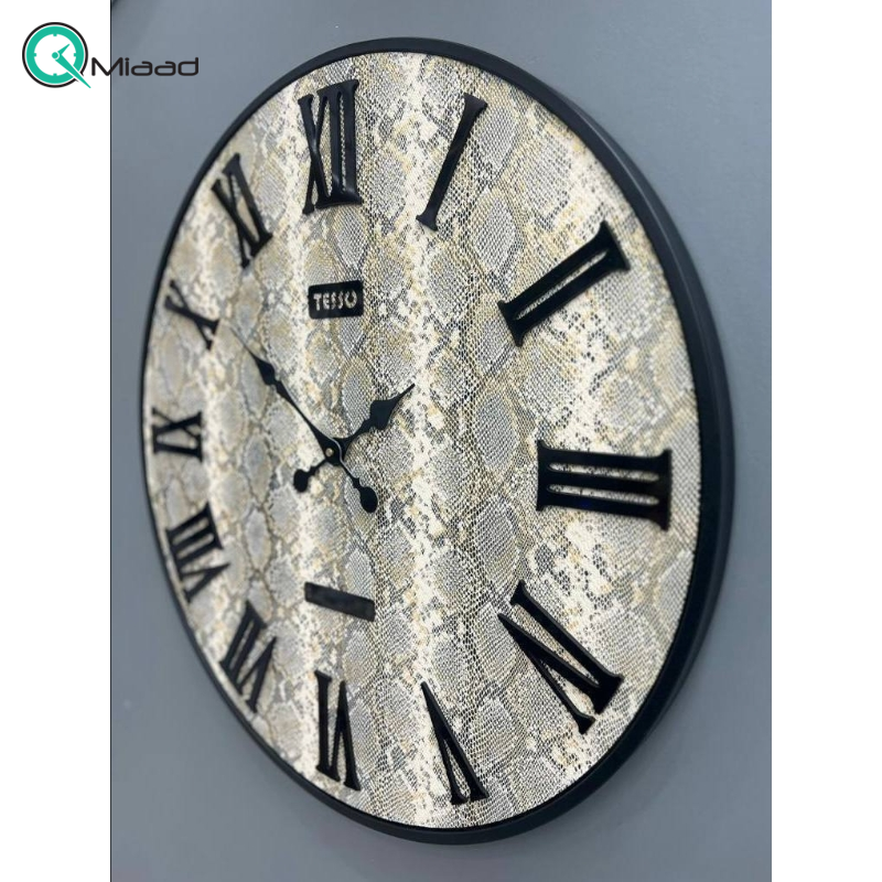 ساعت دیواری تسو مدل 1024، ساعت دیواری با متریال تمام فلز و صفحه چرمی، دارای اعداد با فونت رومی و برجسته روی صفحه ساعت، سایز 90، ترکیب رنگ کرم ساعت دیواری فلزی