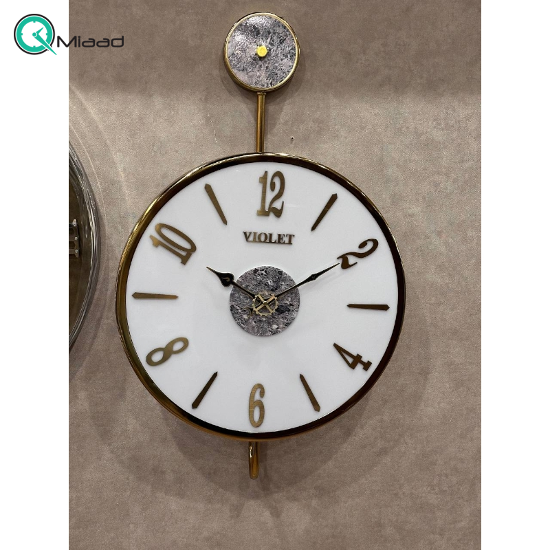 ساعت دیواری فلزی مدل 890، ساعت دیواری تمام فلزی و دایره ای شکل با آبکاری فورتیک، سایز 45 و ارتفاع 75 سانت، طراحی مینیمال و مدرن، رنگ طلایی لاتین