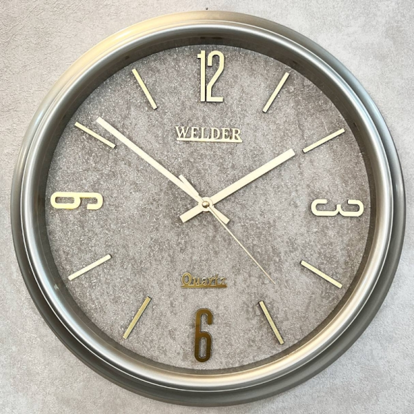 ساعت دیواری ولدر Welder مدل 100، ساعت دیواری سایز 35 با عقرب های متفاوت، دارای رنگ بندی، شماره برجسته مولتی با فونت لاتین، دارای موتور درجه یک میتسو، رنگ بژ