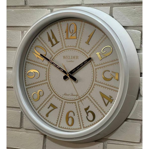 ساعت دیواری ولدر Welder مدل 540، ساعت دیواری سایز 43 با عقرب های متفاوت، دارای رنگ بندی و صفحه چرمی، فونت لاتین اعداد، دارای موتور درجه یک میتسو، رنگ سفید
