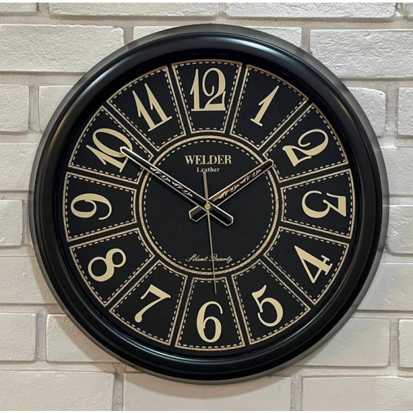 ساعت دیواری ولدر Welder مدل 540، ساعت دیواری سایز 43 با عقرب های متفاوت، دارای رنگ بندی و صفحه چرمی، فونت لاتین اعداد، دارای موتور درجه یک میتسو، رنگ مشکی
