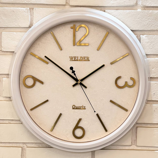 ساعت دیواری ولدر Welder مدل 560، ساعت دیواری سایز 43 با عقرب های متفاوت، صفحه کاغذ دیواری پتینه ترک، دارای رنگ بندی، شماره برجسته مولتی، متریال پلاستیک بدنه، رنگ سفید