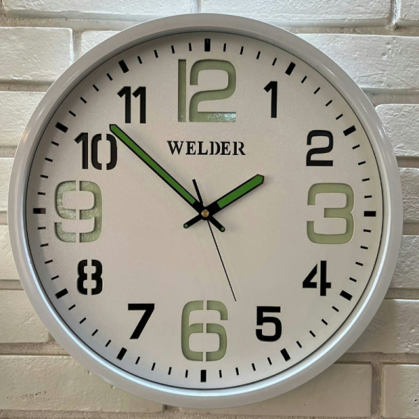 ساعت دیواری ولدر Welder مدل 609، ساعت دیواری شب نما ولدر سایز 38 با متریال صفحه تمام چوب بدنه پلاستیک، دارای فونت لاتین اعداد، دارای موتور آرامگرد درجه یک، عقربه های متفاوت شب نما، رنگ سفید اعداد مشکی