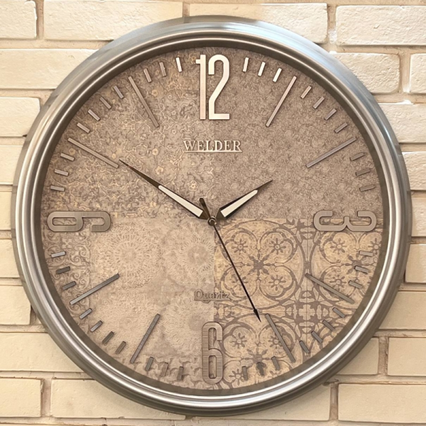 ساعت دیواری ولدر Welder مدل 639، ساعت دیواری سایز 60 با عقرب های متفاوت، صفحه کاغذ دیواری ترک، دارای رنگ بندی، شماره برجسته مولتی، دارای موتور درجه یک میتسو، رنگ طوسی