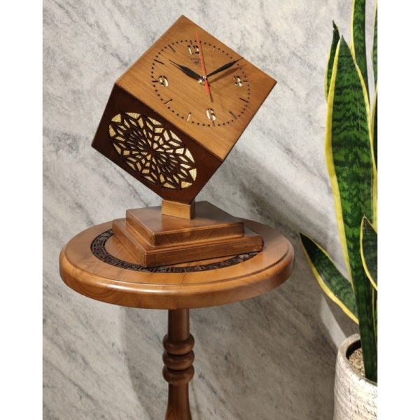 آباژور چوبی مدل ساعت با کد 1027، چراغ خواب زینتی، آباژور از جنس چوب روس، طراحی شده به سبک ساعت، رنگ گردویی