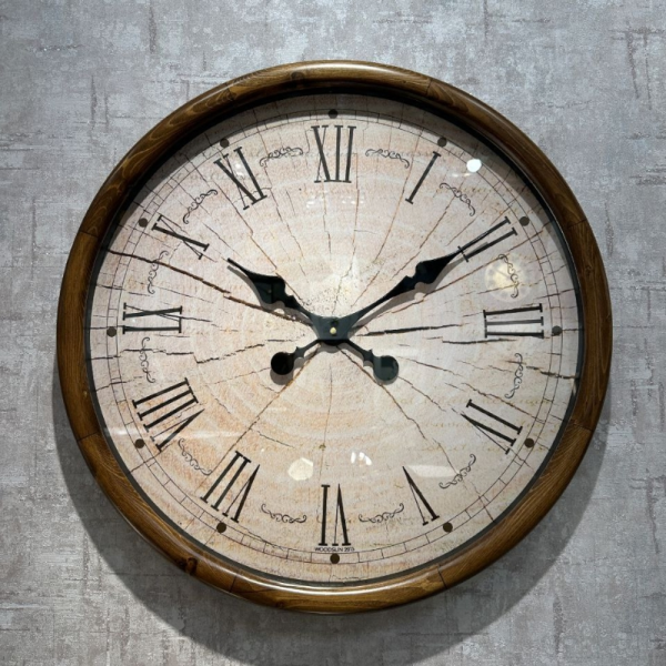 ساعت دیواری وودسان مدل هلسینکی، ساعت دیواری ساخته شده با چوب طبیعی روس، سبک کلاسیک، مدل فیلادلفیا، رنگ قهوه ای، اعداد یونانی و صفحه کرم رنگ و جزییات مشکی، سایز 60
