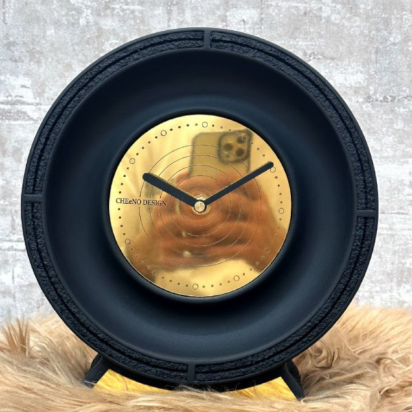 ساعت رومیزی بِتُنی گرد مدل 638، ساعت رومیزی گرد با متریال بتن، دارای رنگ بندی ویژه، طراحی فانتزی و مینیمال، موتور آرامگرد و 2 سال ضمانت، مشکی طلایی