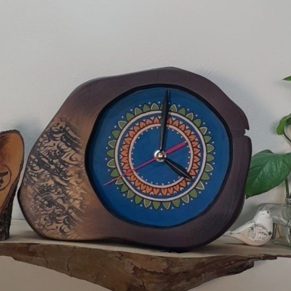 ساعت رومیزی چوبی دست ساز لوتوس مدل 350، ساعت رومیزی با طرحی متفاوت 18.20 سانت ساخته شده با چوب طبیعی افرا، طرح داخل ساعت متغیر، صفحه آبی