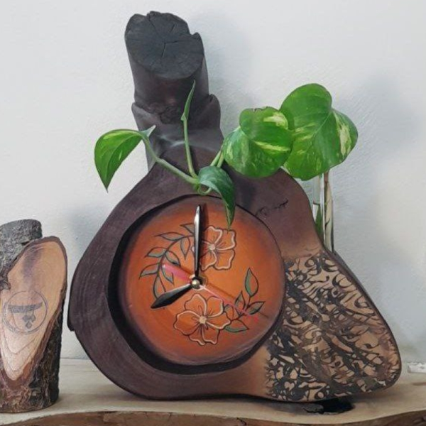 ساعت رومیزی چوبی دست ساز لوتوس مدل 350، ساعت رومیزی با طرحی متفاوت 18.20 سانت ساخته شده با چوب طبیعی افرا، طرح داخل ساعت متغیر، صفحه قهوه ای برگ سبز