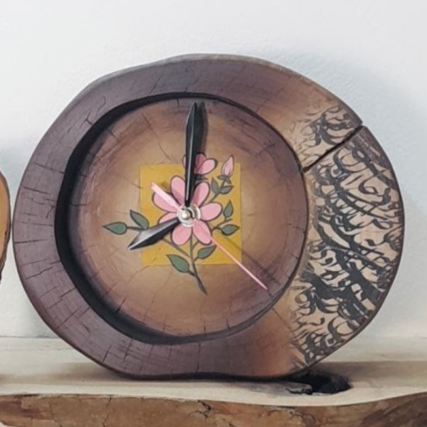 ساعت رومیزی چوبی دست ساز لوتوس مدل 350، ساعت رومیزی با طرحی متفاوت 18.20 سانت ساخته شده با چوب طبیعی افرا، طرح داخل ساعت متغیر، قهوه ای گل صورتی