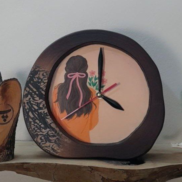 ساعت رومیزی چوبی دست ساز لوتوس مدل 350، ساعت رومیزی با طرحی متفاوت 18.20 سانت ساخته شده با چوب طبیعی افرا، طرح داخل ساعت متغیر، کرم طرح دختر