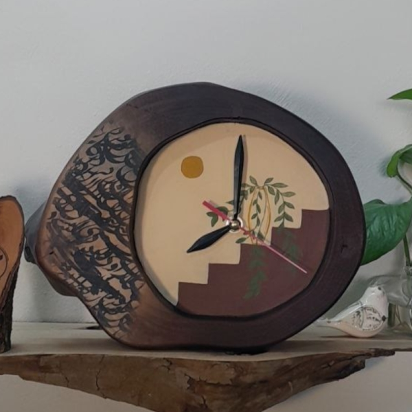 ساعت رومیزی چوبی دست ساز لوتوس مدل 350، ساعت رومیزی با طرحی متفاوت 18.20 سانت ساخته شده با چوب طبیعی افرا، طرح داخل ساعت متغیر، صفحه کرم