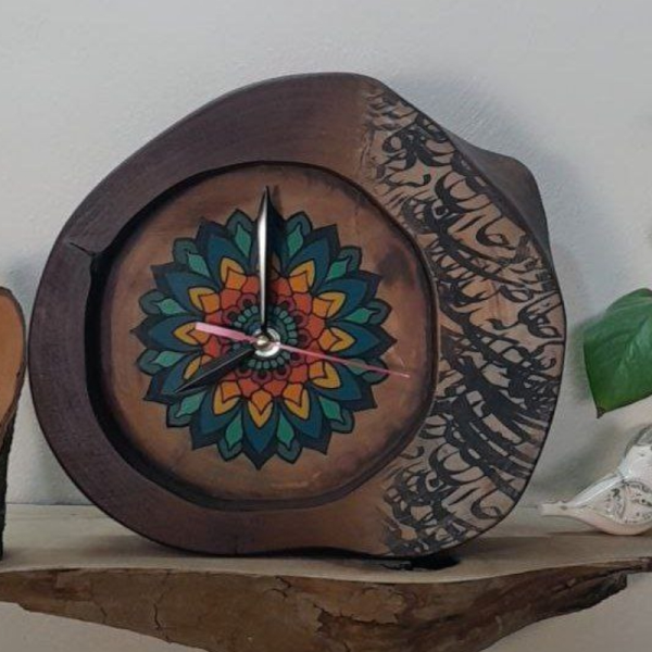 ساعت رومیزی چوبی دست ساز لوتوس مدل 450، ساعت رومیزی با طرحی متفاوت 29.22 سانت ساخته شده با چوب طبیعی افرا، طرح داخل ساعت متغیر، صفحه قهوه ای
