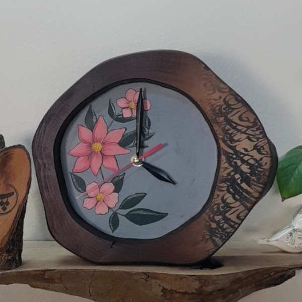 ساعت رومیزی چوبی دست ساز لوتوس مدل 450، ساعت رومیزی با طرحی متفاوت 29.22 سانت ساخته شده با چوب طبیعی افرا، طرح داخل ساعت متغیر، صفحه طوسی