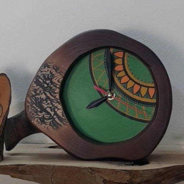ساعت رومیزی چوبی دست ساز لوتوس مدل 450، ساعت رومیزی با طرحی متفاوت 29.22 سانت ساخته شده با چوب طبیعی افرا، طرح داخل ساعت متغیر، صفحه سبز