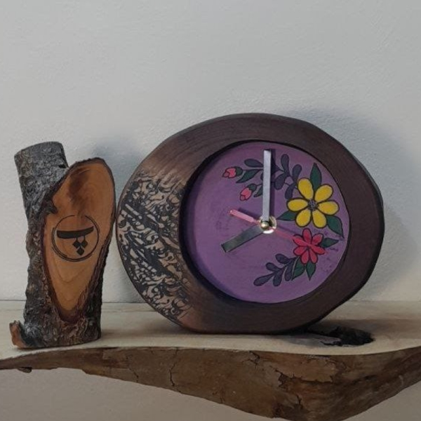 ساعت رومیزی چوبی دست ساز لوتوس مدل 450، ساعت رومیزی با طرحی متفاوت 29.22 سانت ساخته شده با چوب طبیعی افرا، طرح داخل ساعت متغیر، صفحه بنفش گل زرد