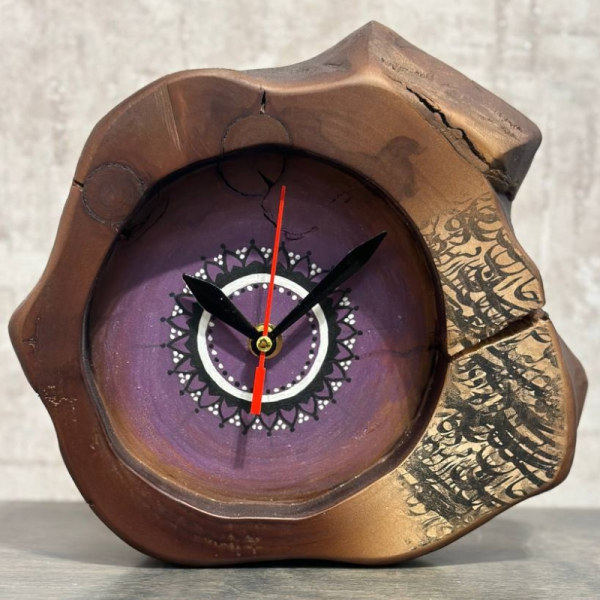 ساعت رومیزی چوبی دست ساز لوتوس مدل 450، ساعت رومیزی با طرحی متفاوت 29.22 سانت ساخته شده با چوب طبیعی افرا، طرح داخل ساعت متغیر، صفحه بنفش