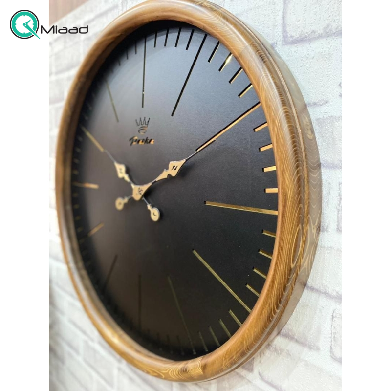 ساعت دیواری پاشا مدل pasha 658، ساعت دیواری با بدنه چوب طبیعی نراد روسی، موتور آرامگرد، طراحی مینیمال ساعت، ترکیب زیبا رنگ صفحه مشکی و طلایی و بدنه قهوه ای، سایز 67 قیمت ساعت دیواری