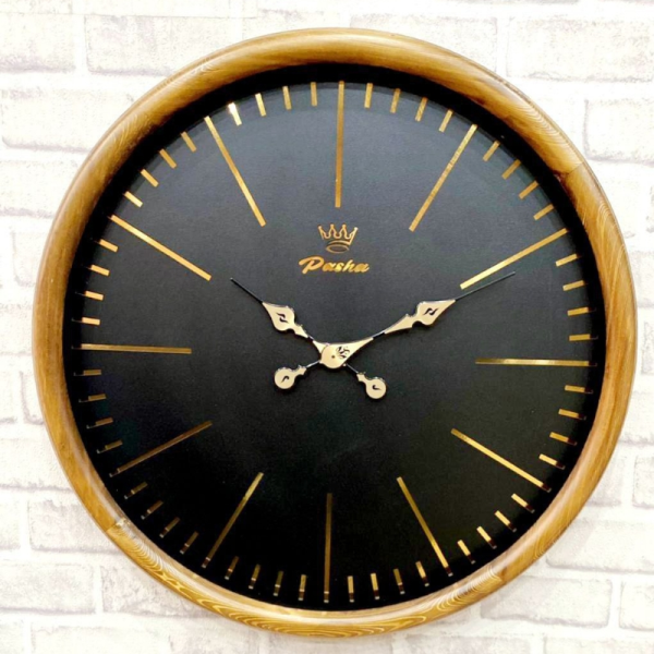 ساعت دیواری پاشا مدل pasha 658، ساعت دیواری با بدنه چوب طبیعی نراد روسی، موتور آرامگرد، طراحی مینیمال ساعت، ترکیب زیبا رنگ صفحه مشکی و طلایی و بدنه قهوه ای، سایز 67