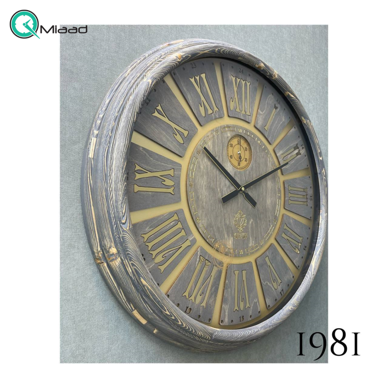ساعت دیواری چوبی ورتیچ مدل 1981، ساعت دیواری دو موتوره با چوب طبیعی سایز 70 با موتور آرامگرد تایوانی، اعداد یونانی برجسته، رنگ طوسی قیمت ساعت دیواری