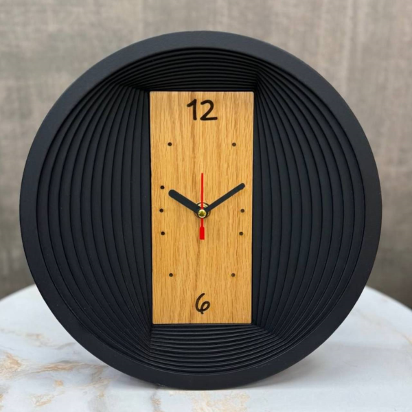 ساعت رومیزی MDF مدل 1405، مجموعه ساعت رومیزی MDF با موتور اصل تایوان و ضمانت 3 ساله، ابعاد 26 سانتی‌متر، دارای رنگ بندی، بسته‌بندی مقاوم برای ارسال باربری