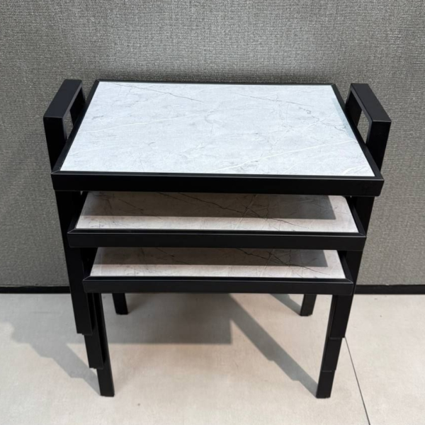 میز عسلی کد 3900، انتخابی شیک و ماندگار با طراحی مدرن، پایه فلزی و صفحه های‌گلس مقاوم، عرضه شده در سه رنگ خاص، رنگ سفید‌سنگی