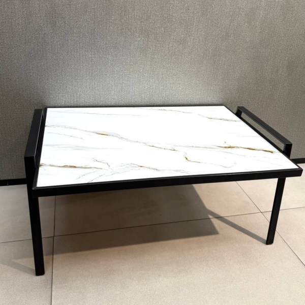 میز وسط کد 3900، انتخابی شیک و ماندگار با طراحی مدرن، پایه فلزی و صفحه های‌گلس مقاوم، عرضه شده در سه رنگ خاص، رنگ سفید‌سنگی