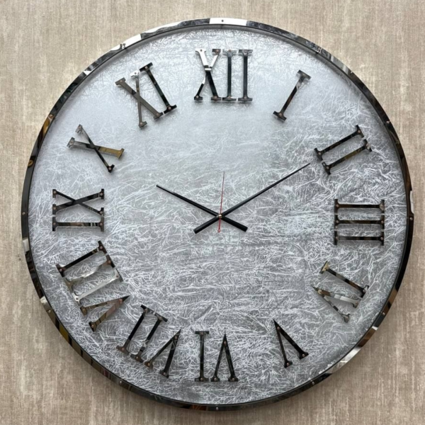 ساعت دیواری فلزی لوکس مدل 5250 با طراحی هنری خاص، اثر هنری عظیم با قطر 90 سانت و اعداد رومی | شکوه صنعتی و مدرن