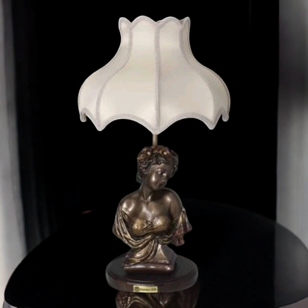 آباژور رومیزی مدل یاسمین کد 224، آباژور رومیزی با طرح نیم تنه، متریال طلق و پارچه شید آباژور، دارای 1 سرپیچ ،طراحی دست ساز پایه آباژور، فوق العاده با کیفیت	