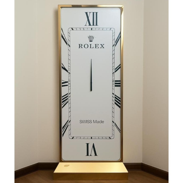 ساعت ایستاده مدرن برند رولکس، طراحی خاص مستطیلی با اعداد رومی | یک عنصر دکوری لوکس و چشمگیر برای فضاهای امروزی