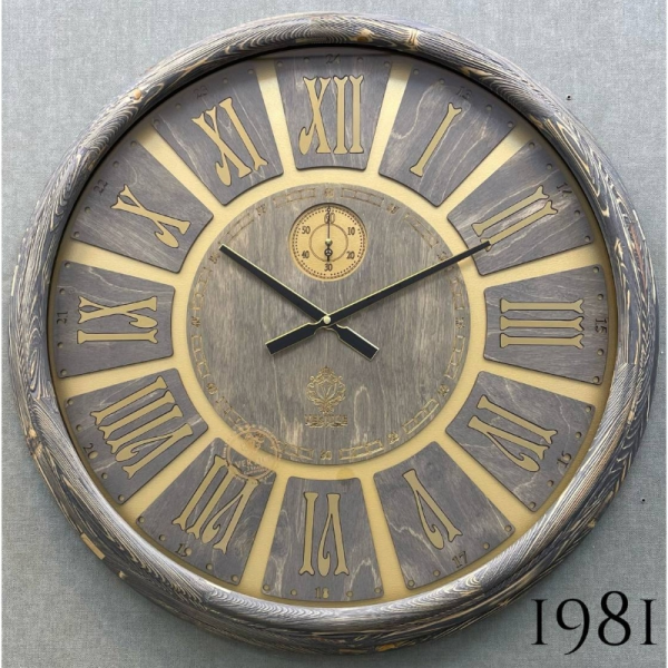 ساعت دیواری چوبی ورتیچ مدل 1981، ساعت دیواری دو موتوره با چوب طبیعی سایز 70 با موتور آرامگرد تایوانی، اعداد یونانی برجسته، رنگ طوسی