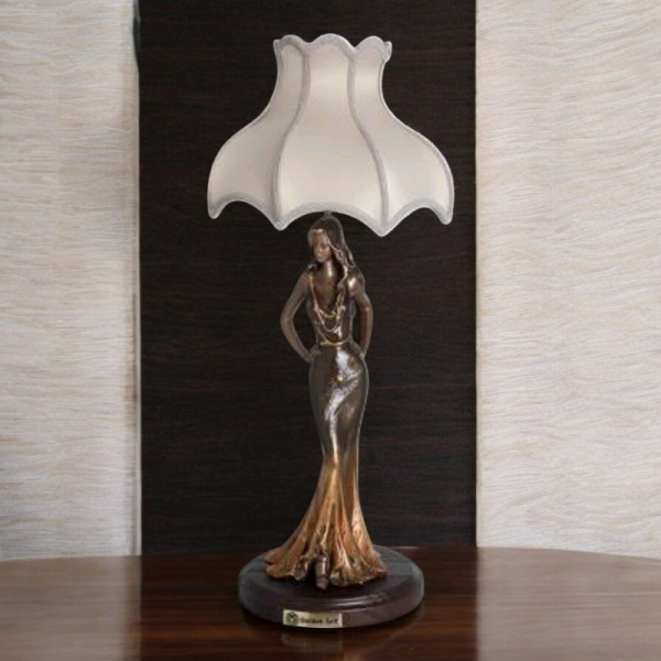 آباژور رومیزی مدل 211، آباژور رومیزی با طرح زن فشن متوسط، متریال طلق و پارچه شید آباژور، دارای 1 سرپیچ ،طراحی دست ساز پایه آباژور، فوق العاده با کیفیت	