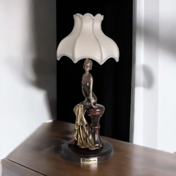 آباژور رومیزی مدل 212، آباژور رومیزی با طرح زن نشسته متوسط، متریال طلق و پارچه شید آباژور، دارای 1 سرپیچ ،طراحی دست ساز پایه آباژور، فوق العاده با کیفیت	