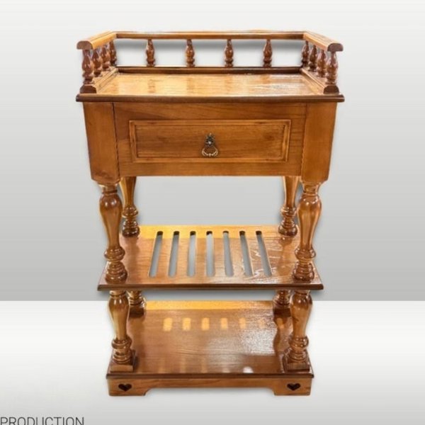 میز کنسول چوبی سه طبقه وینتج مدل KO03039، طراحی کلاسیک و کاربردی با یک کشو و نرده‌های محافظ